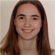 Profesora imparte clase de matematicas a niños entre 5 y 12 años